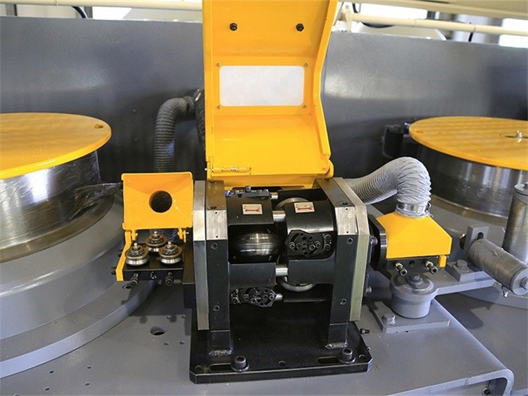 Machine de tréfilage entièrement automatique avec micro-cassettes à rouler